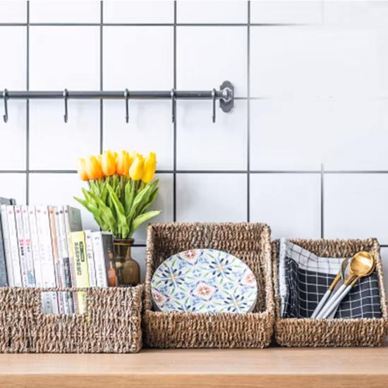 Boîte de rangement de panier de rangement de bureau tissé à la main en paille tissée à l'herbe avec poignée en bois